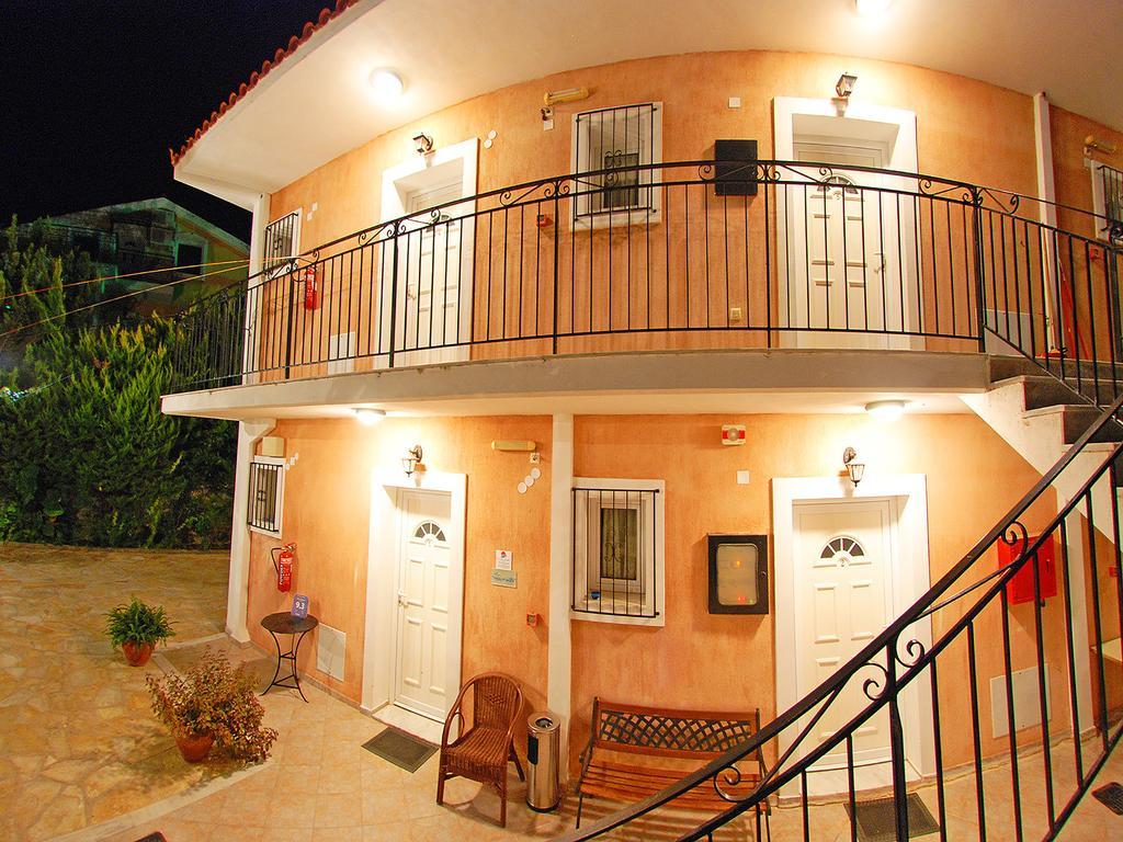 Emilia Apartments Τραπεζάκι Εξωτερικό φωτογραφία