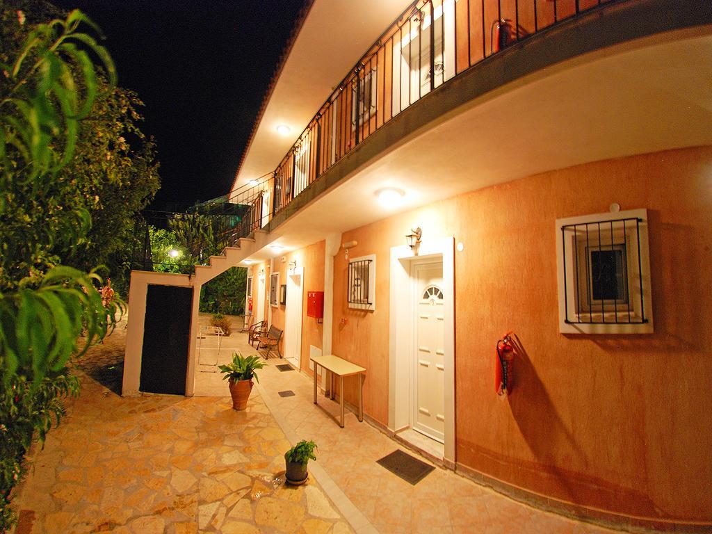 Emilia Apartments Τραπεζάκι Εξωτερικό φωτογραφία