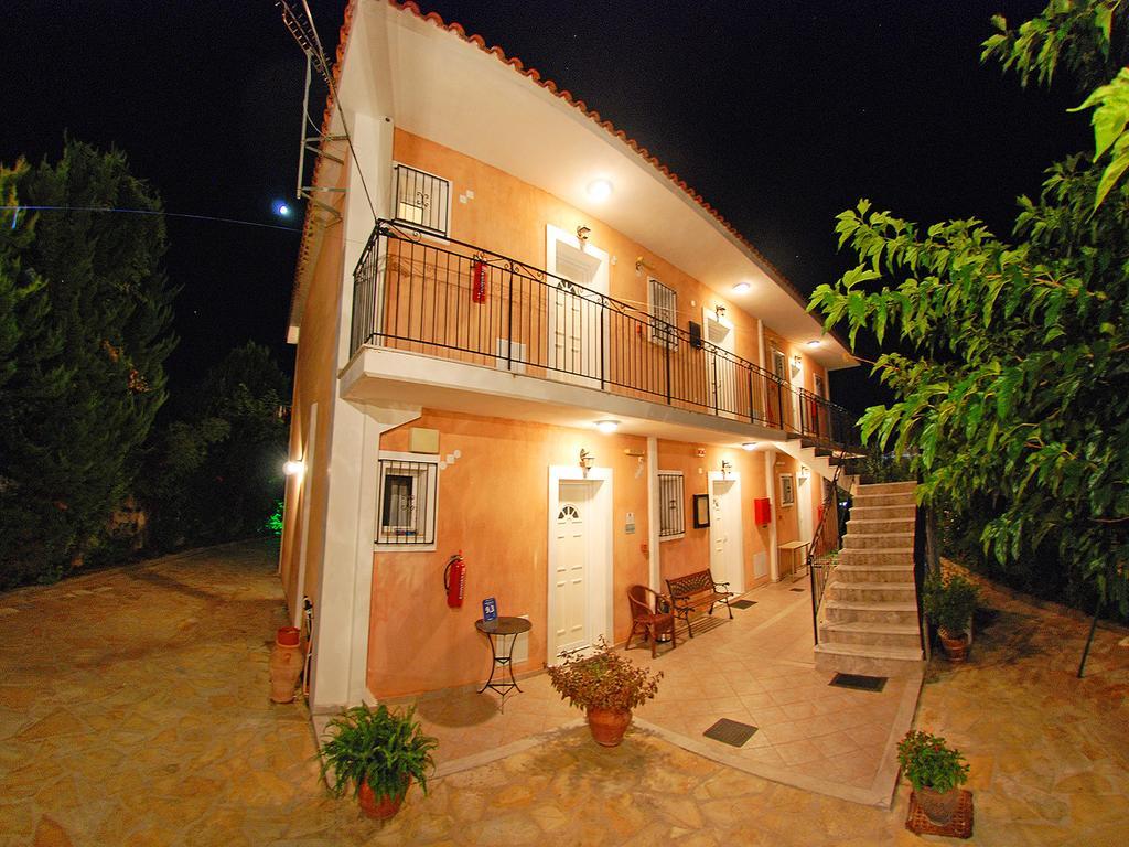 Emilia Apartments Τραπεζάκι Εξωτερικό φωτογραφία