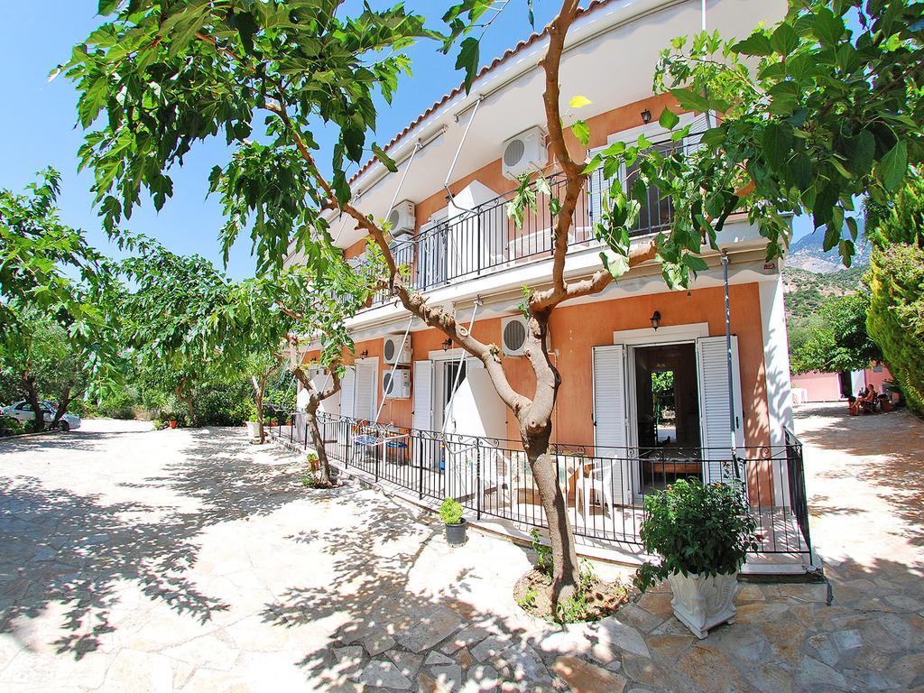 Emilia Apartments Τραπεζάκι Εξωτερικό φωτογραφία