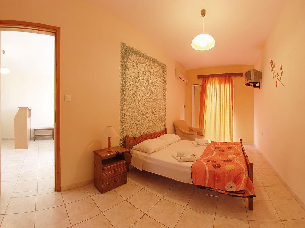 Emilia Apartments Τραπεζάκι Δωμάτιο φωτογραφία