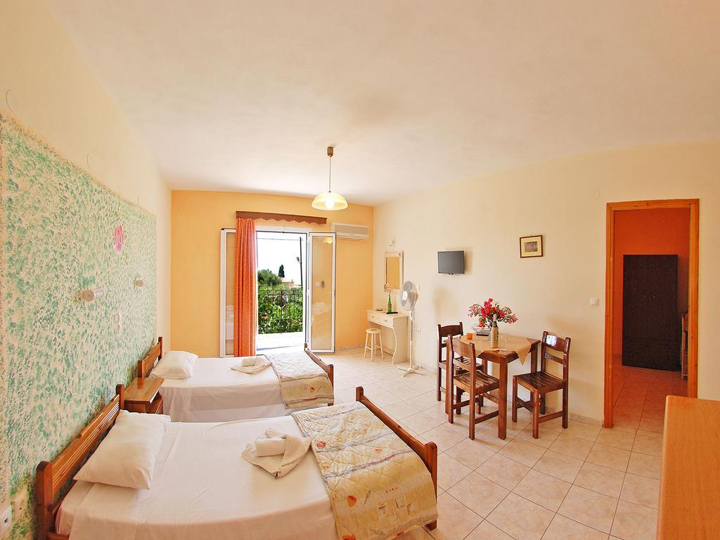 Emilia Apartments Τραπεζάκι Δωμάτιο φωτογραφία