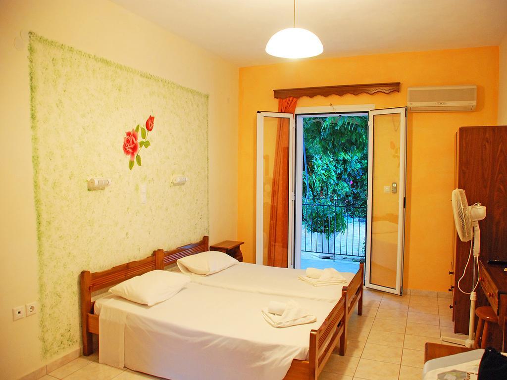 Emilia Apartments Τραπεζάκι Δωμάτιο φωτογραφία