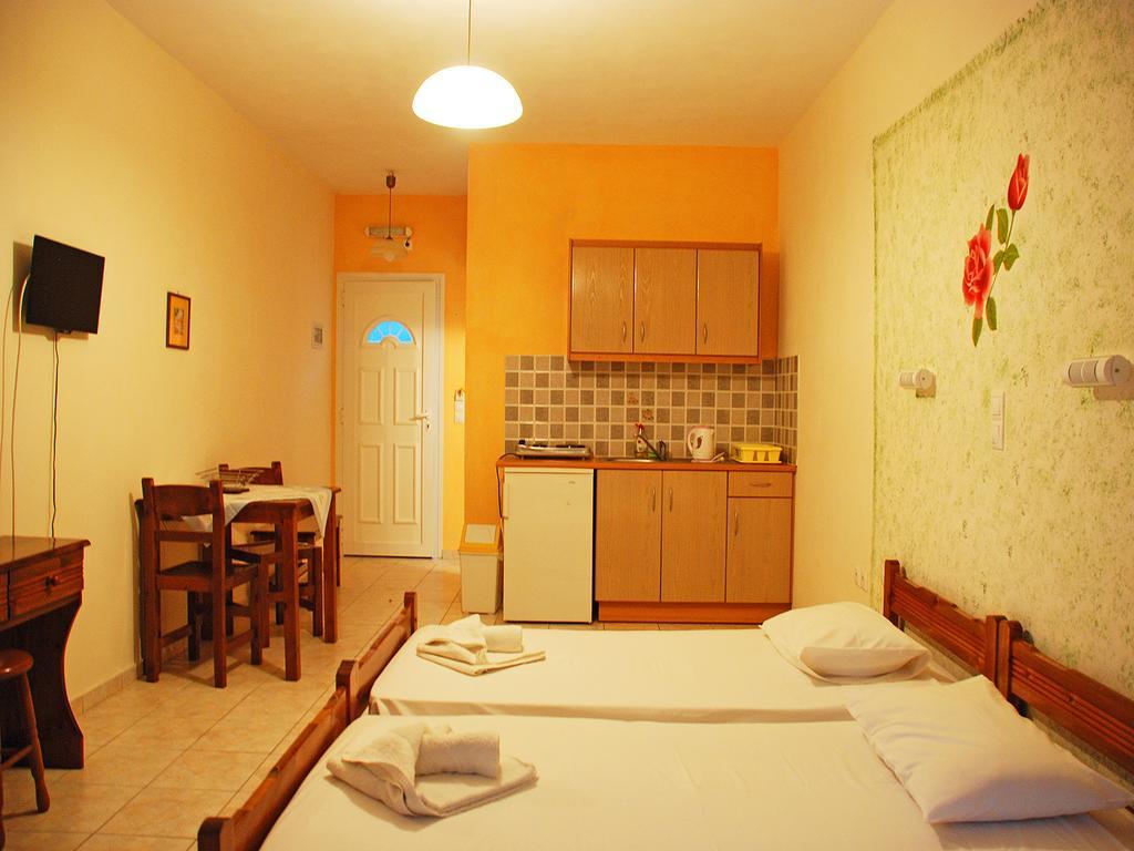 Emilia Apartments Τραπεζάκι Δωμάτιο φωτογραφία