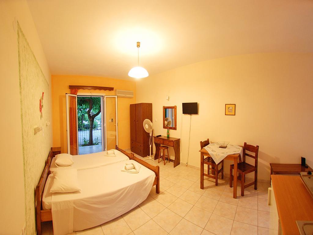 Emilia Apartments Τραπεζάκι Δωμάτιο φωτογραφία