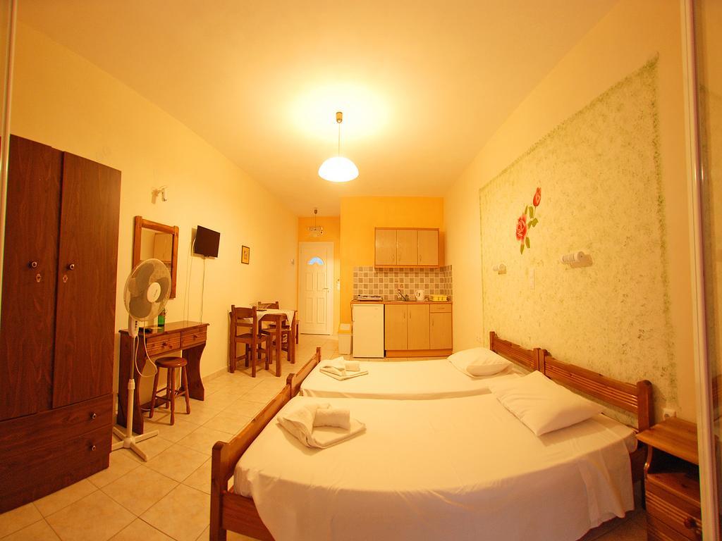 Emilia Apartments Τραπεζάκι Δωμάτιο φωτογραφία